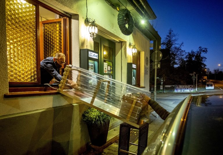 Γερμανία: Mόνο για εμβολιασμένους, αναρρώσαντες και με αρνητικό τεστ οι κλειστοί χώροι