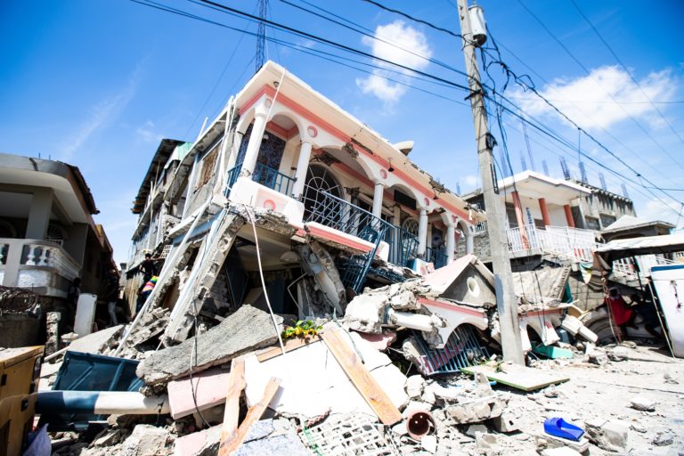 Αϊτή: Toυς 227 έφτασαν οι νεκροί από τον ισχυρό σεισμό