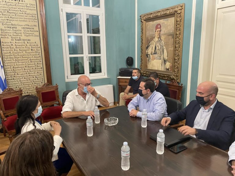Την Σάμο επισκέπτονται οι υπουργοί μετανάστευσης της Ελλάδος και εσωτερικών της Αγγλίας