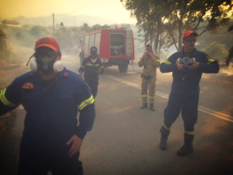 Σε πύρινο κλοιό παραμένει η Μεσσηνία – Έκλεισε η εθνική στην γέφυρα της Τσακώνας (video)