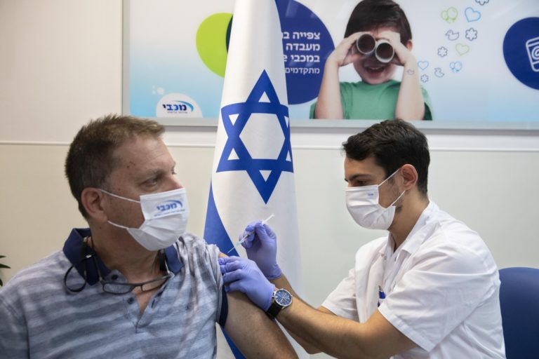 Ισραήλ: Μειώθηκε στα 40 έτη η ηλικία για την τρίτη δόση εμβολίου κατά της Covid-19