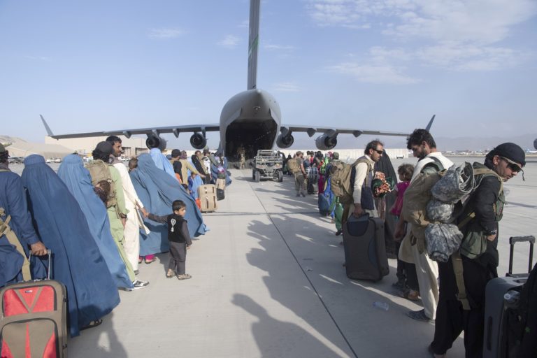 Αφγανιστάν: Εκκένωση αγωνίας υπό τον φόβο επίθεσης του Ισ. Κράτους στο αεροδρόμιο της Καμπούλ