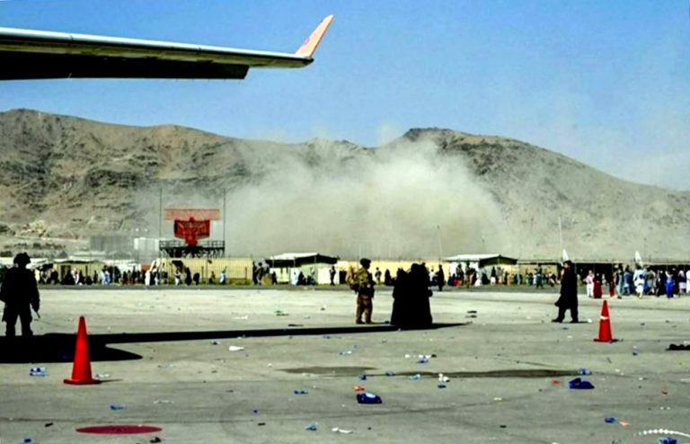 Δύο εκρήξεις έξω από το αεροδρόμιο της Καμπούλ – Δεκάδες νεκροί & τραυματίες