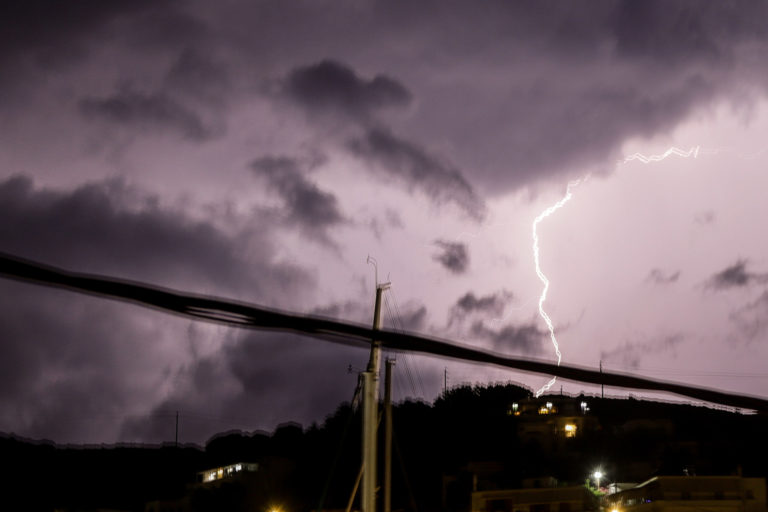 Πυρκαγιές από κεραυνούς σε Μάνδρα και Πόρτο Γερμενό Αττικής