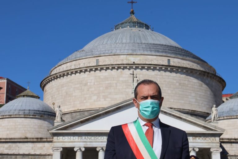 Ιταλία: Η Νάπολη θα βοηθήσει τη Ρώμη στην αντιμετώπιση της κρίσης των απορριμμάτων