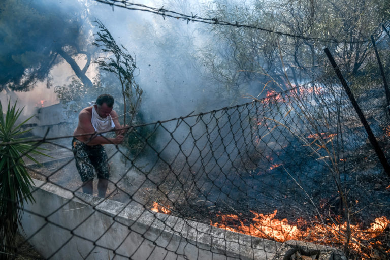 Κερατέα Live: Βελτιωμένη η κατάσταση στο πύρινο μέτωπο – Εκκενώσεις οικισμών (video)