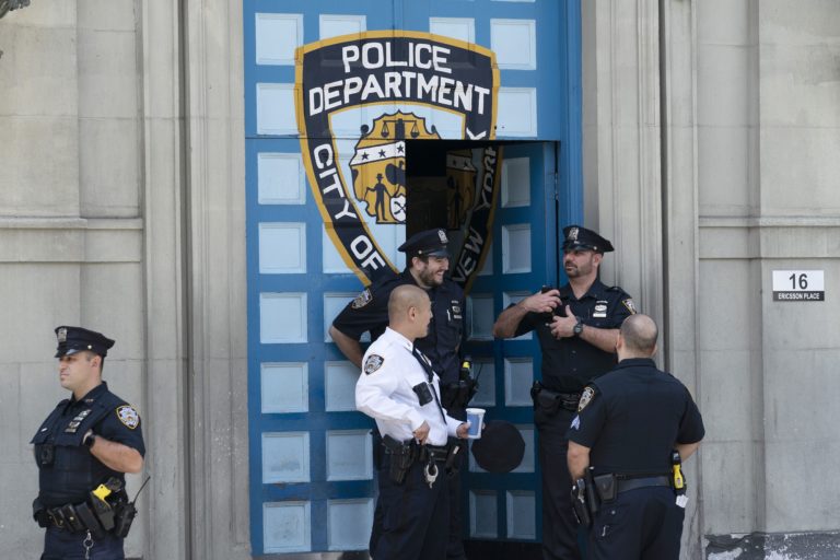 Νέα Υόρκη: Εντολή στους αστυνομικούς να εμβολιαστούν ή να φορούν μάσκα