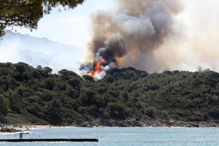 Γαλλία: Μαίνεται η μεγαλύτερη δασική πυρκαγιά – Απομάκρυνση κατοίκων και τουριστών  στο Σαιν Τροπέ