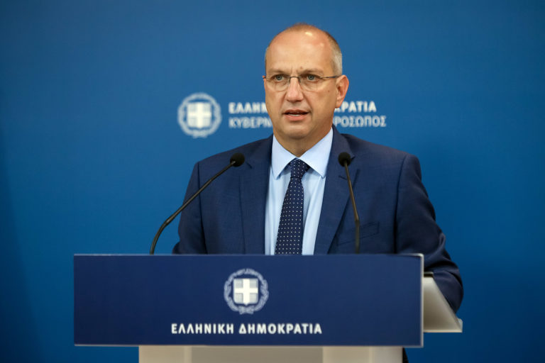 Κυβερνητικός εκπρόσωπος: «Ο ΣΥΡΙΖΑ εκφράζει μόνο τον διχασμό — Ο κ. Αποστολάκης απεδείχθη κατώτερος των περιστάσεων»