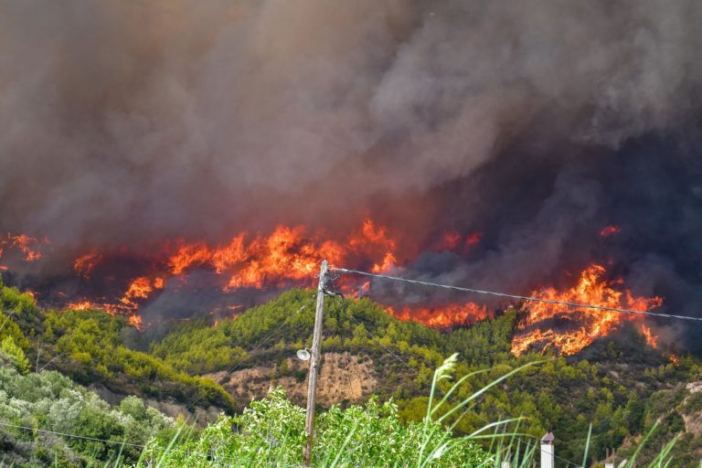 Ένα χιλιόμετρο από την Αρχαία Ολυμπία η φωτιά – Τρία πύρινα μέτωπα στην Ηλεία