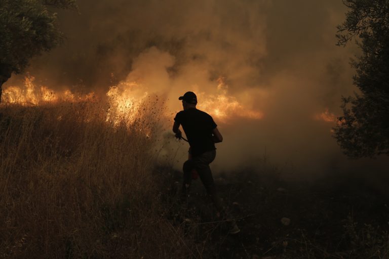 Νύχτα αγωνίας στη Βόρεια Εύβοια – Συνεχείς οι αναζωπυρώσεις