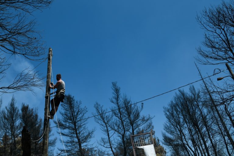 ΔΕΔΔΗΕ: Πώς εξελίσσονται οι εργασίες επανηλεκτροδότησης στις πυρόπληκτες περιοχές