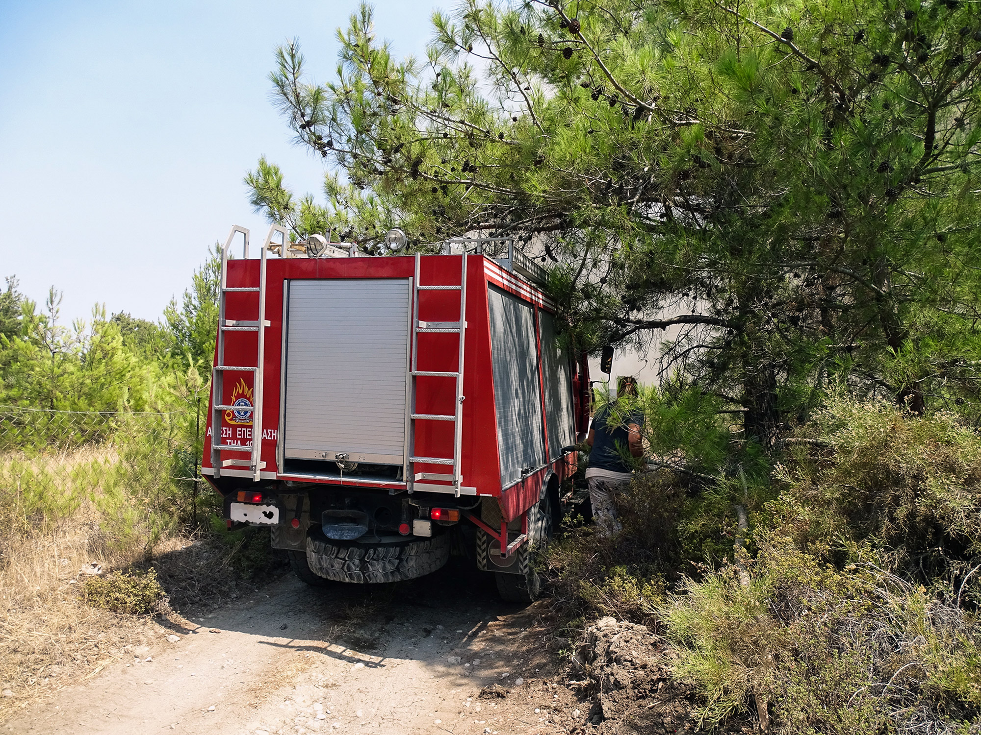 Υπό μερικό έλεγχο η πυρκαγιά στον Κάλαμο Αττικής