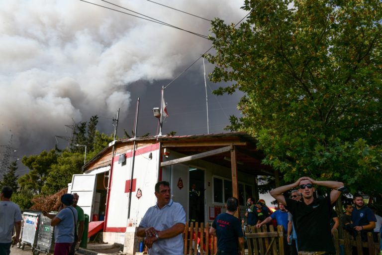 1110: Ψυχολογική υποστήριξη στους πυρόπληκτους από τον ΙΣΑ και την Περιφέρεια Αττικής