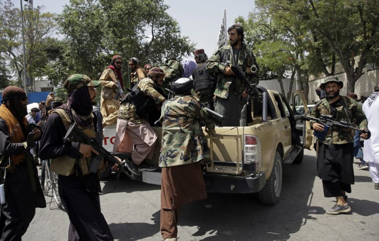 Οι Ταλιμπάν προειδοποιούν για «συνέπειες» αν οι ΗΠΑ καθυστερήσουν την αποχώρησή τους (video)