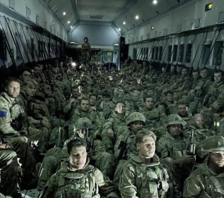 Βρετανικά στρατεύματα και διπλωμάτες εγκατέλειψαν το Αφγανιστάν μετά από 20 χρόνια