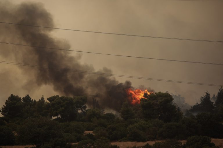 ΑΔΜΗΕ για φωτιά στη Βαρυμπόμπη: Δεν έγιναν εκρήξεις σε ΚΥΤ ή Υποσταθμούς