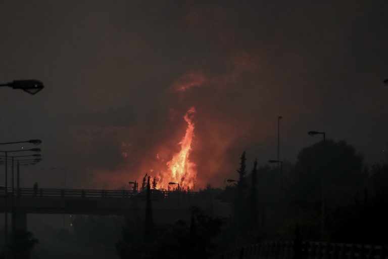 Φωτιά στη Βαρυμπόμπη: Ποιοι δρόμοι είναι κλειστοί