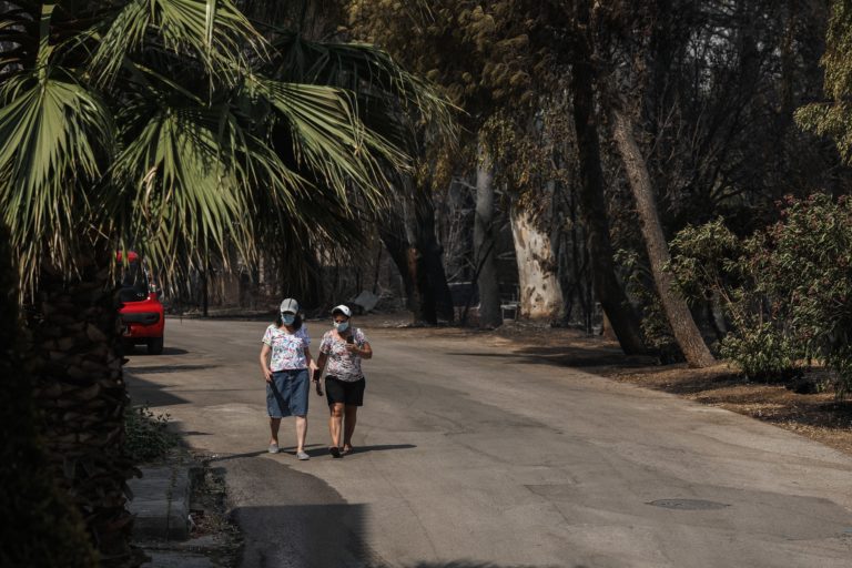 Πυρκαγιά στη Βαρυμπόμπη: Ποιοι δρόμοι είναι κλειστοί