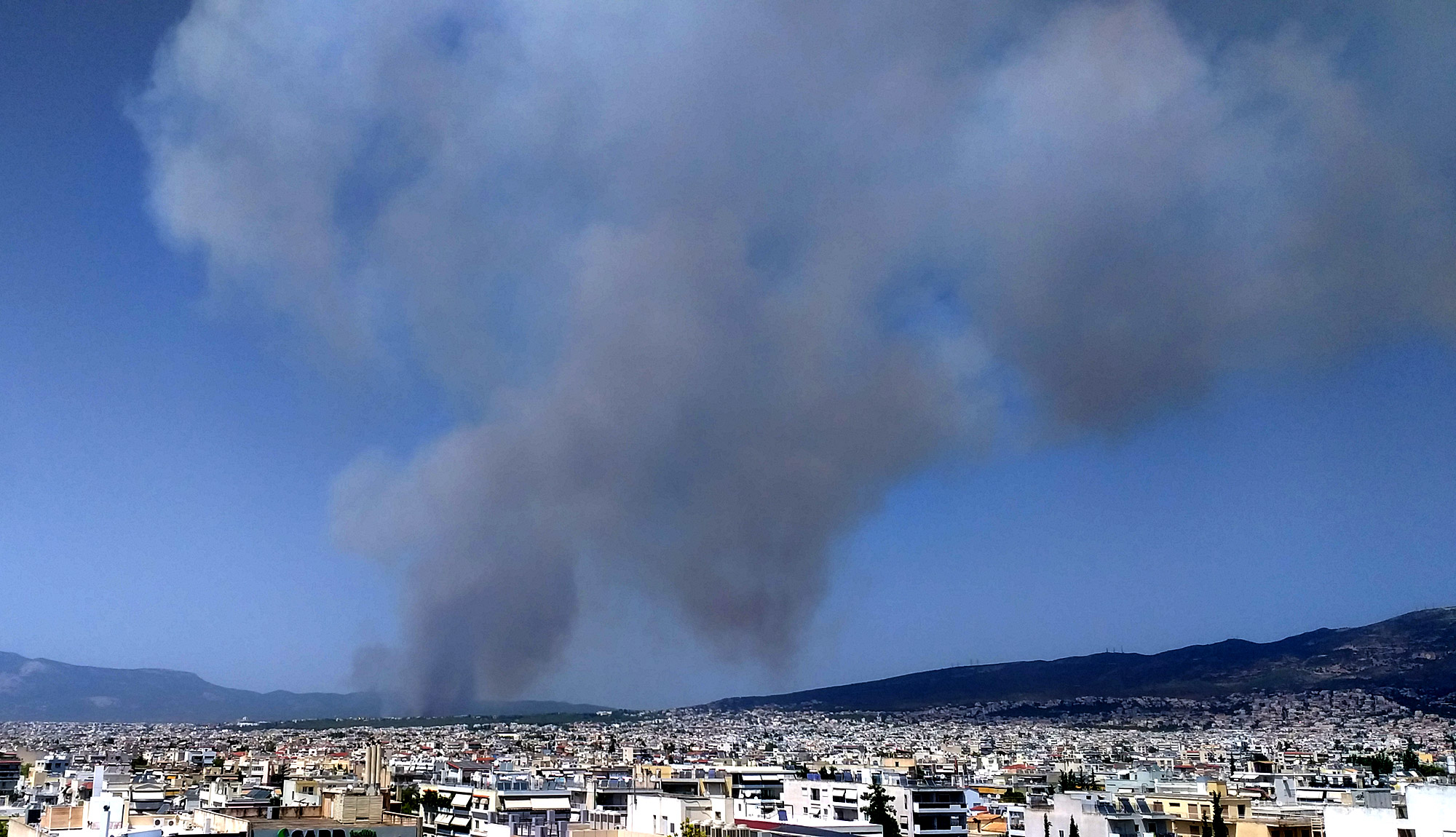 Βαρυμπόμπη: Στις φλόγες δάσος, σπίτια, επιχειρήσεις ― Ολονύχτια μάχη με την φωτιά ― Περιοχές σε κίνδυνο (video)