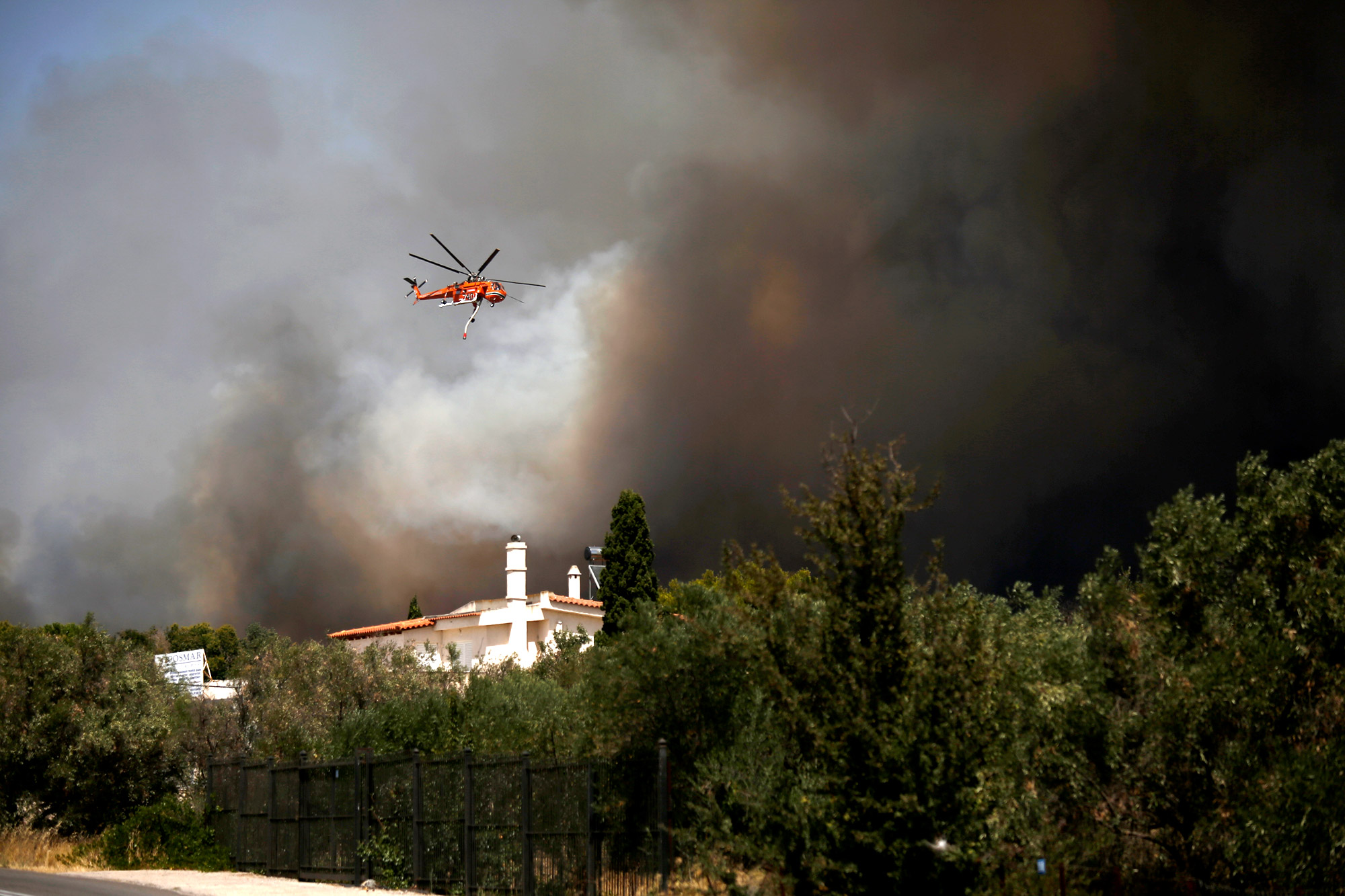 Βαρυμπόμπη: Στις φλόγες δάσος, σπίτια, επιχειρήσεις ― Ολονύχτια μάχη με την φωτιά ― Περιοχές σε κίνδυνο (video)