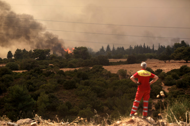 Αναστέλλονται σιδηροδρομικά δρομολόγια λόγω της πυρκαγιάς στη Βαρυμπόμπη