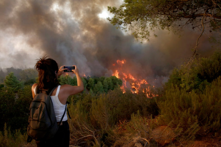 Βίντεο και φωτογραφίες από την τεράστια πυρκαγιά σε Βαρυμπόμπη – Τατόι – Θρακομακεδόνες
