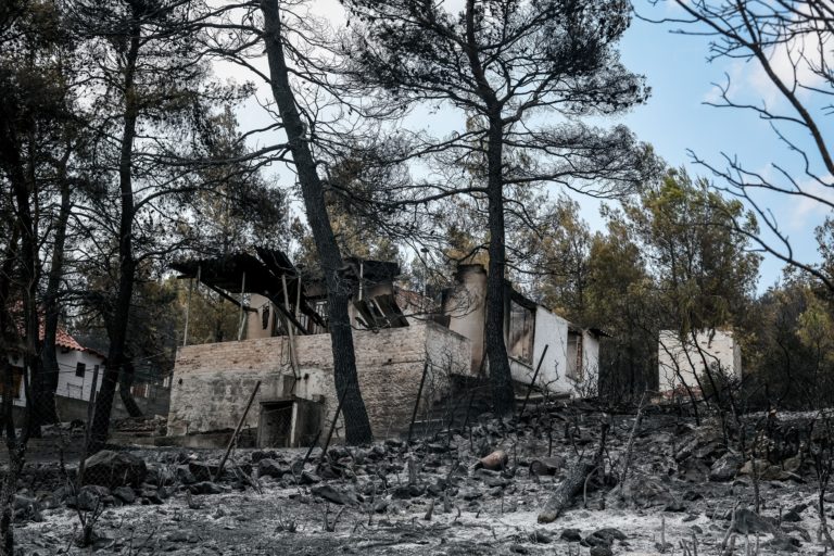 Αποκαρδιωτικές εικόνες καταστροφής στα Βίλια – Στάχτες χιλιάδες στρέμματα δάσους και σπίτια (video)