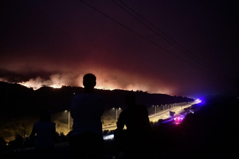 Δήμαρχος Ωρωπού στο Πρώτο: Καίγονται σπίτια στις Αφίδνες-Θέλουμε περισσότερα εναέρια μέσα (audio)