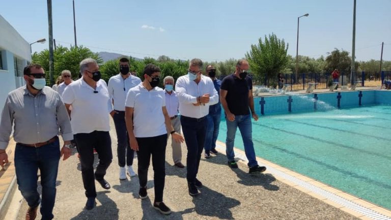 Επαναλειτουργεί το κολυμβητήριο Μοιρών – Ο Αυγενάκης ανακοίνωσε και νέα έργα