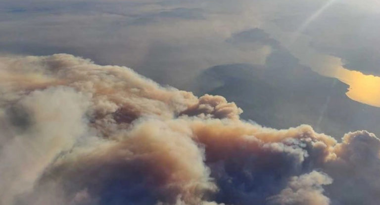 Φωτογραφία: Ο καπνός στην Εύβοια από την τεράστια πυρκαγιά, όπως φαίνεται από αεροπλάνο