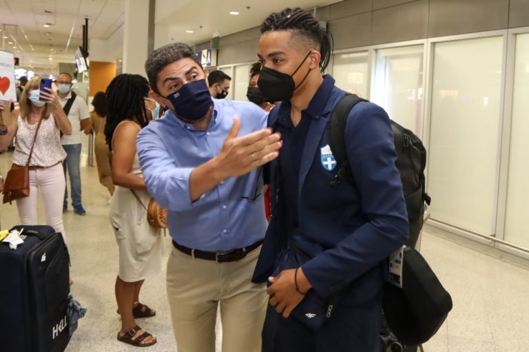 Στην Αθήνα οι Καραλής, Φιλιππίδης – Οι πρώτες τους δηλώσεις (video)