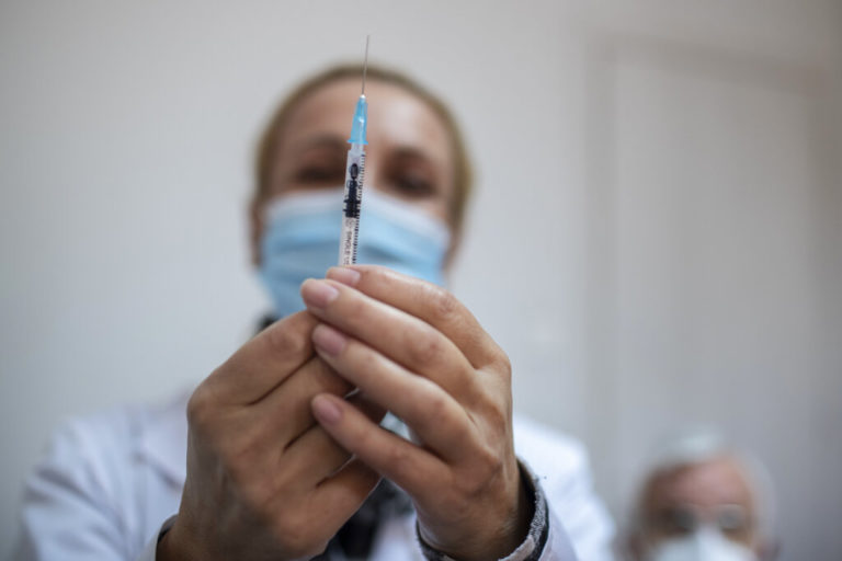 Εμβολιασμός: Ανοιχτό παραμένει το θέμα της υποχρεωτικότητας – Στα ύψη οι εισαγωγές στα νοσοκομεία (video)