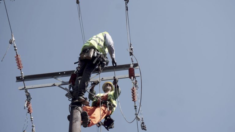 ΔΕΔΔΗΕ: Η πορεία αποκατάστασης των ζημιών στην ηλεκτροδότηση από τις πυρκαγιές