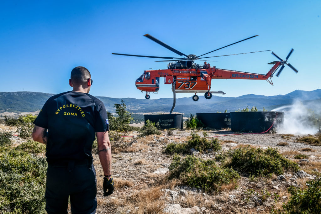 Βίλια: Εντυπωσιακός ανεφοδιασμός πυροσβεστικού ελικοπτέρου Erickson στην κορυφή του βουνού – Σκηνές σαν σε ταινία (video)