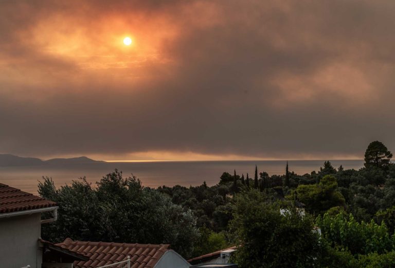 Έκκληση του δημάρχου Μαντουδίου για ενίσχυση των πυροσβεστικών δυνάμεων – «Καίγονται σπίτια, κινδυνεύουν άνθρωποι»