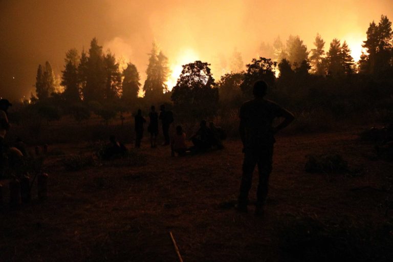 Βόρεια Εύβοια – φωτιά: Άλλη μια νύχτα μάχης με τις φλόγες
