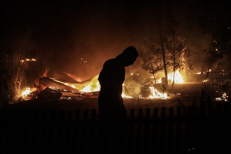 Ολονύχτια μάχη με τις φλόγες στη Βαρυμπόμπη – Τιτάνιες οι προσπάθειες πυροσβεστών και εθελοντών (video)