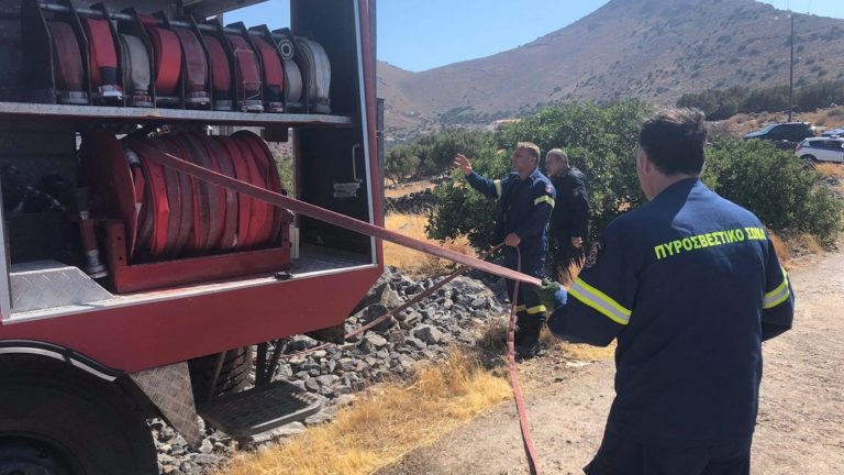 Υπό μερικό έλεγχο η πυρκαγιά στο Μαρκόπουλο Αττικής