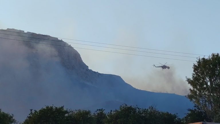 Σε ύφεση η φωτιά στην Αρχαία Κόρινθο  (βίντεο)