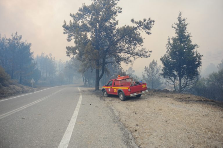 Ρόδος: Αναζωπυρώθηκε η φωτιά στην Ψίνθο – Εκκένωση του χωριού (video)
