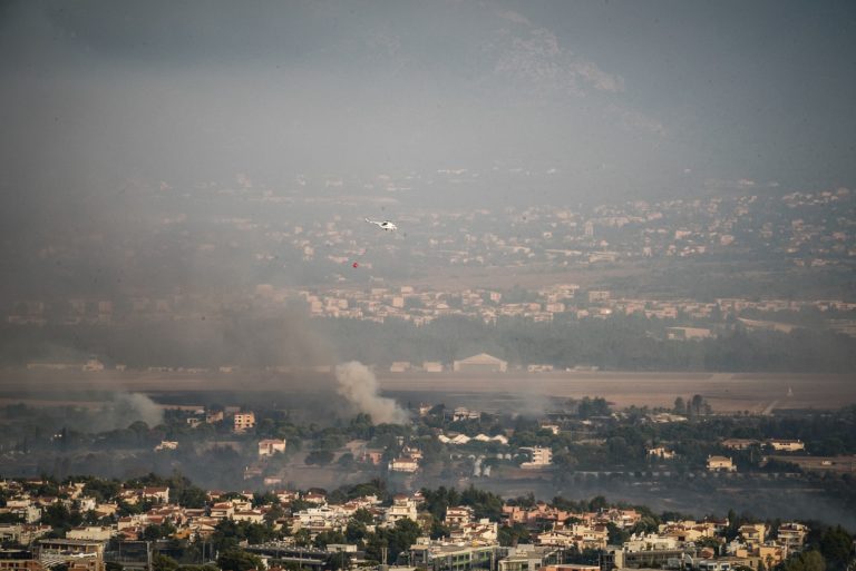 Βαρυμπόμπη: Διάσπαρτες μικρές αναζωπυρώσεις – Ανυπολόγιστες οι καταστροφές