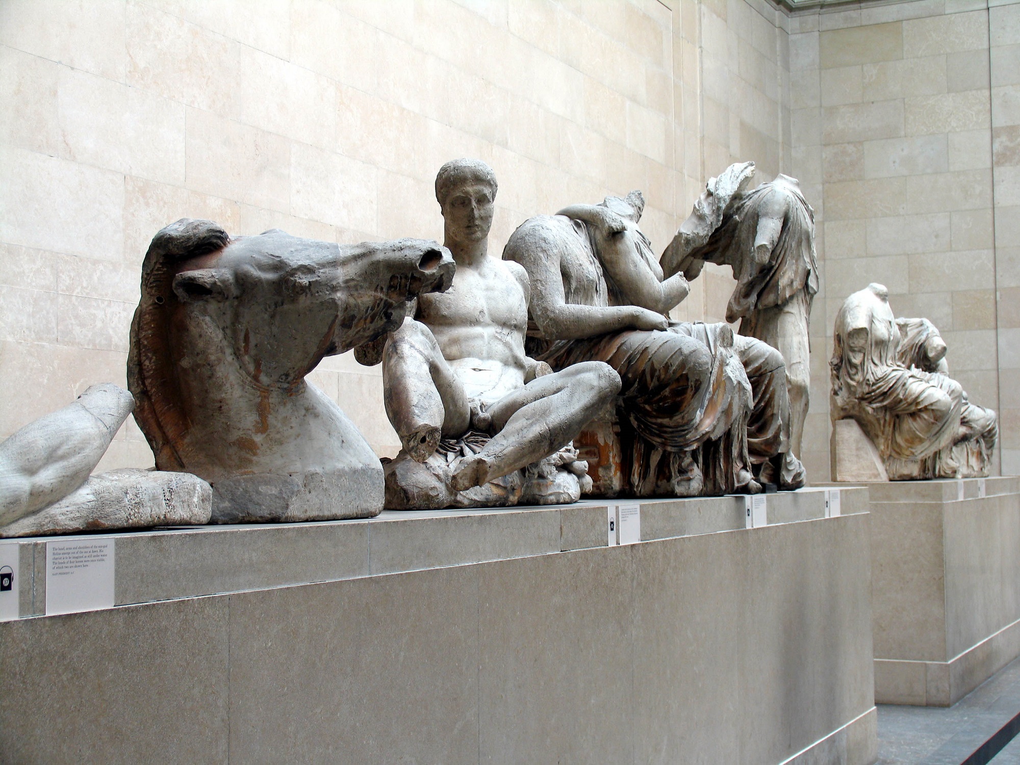 Εικόνες εγκατάλειψης των γλυπτών του Παρθενώνα στο Βρετανικό Μουσείο  (video) - ertnews.gr