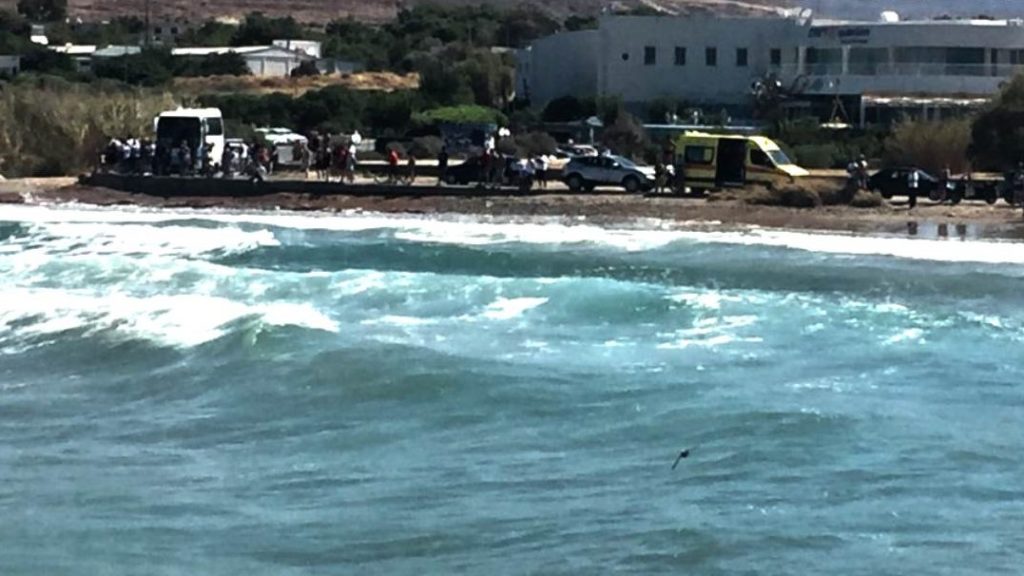 Ηράκλειο: Έδωσαν μάχη με τα κύματα για να σώσουν ένα 10χρονο – Μεταφέρθηκε στη ΜΕΘ Παίδων