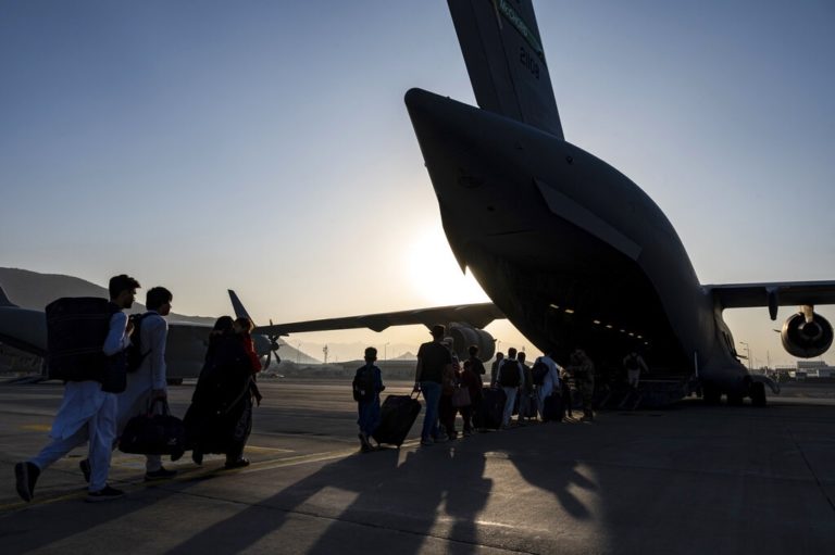 Περίπου 10.000 άνθρωποι σε αναμονή στο αεροδρόμιο της Καμπούλ – Προτεραιότητα στους Αμερικανούς στρατιώτες τις τελευταίες ημέρες