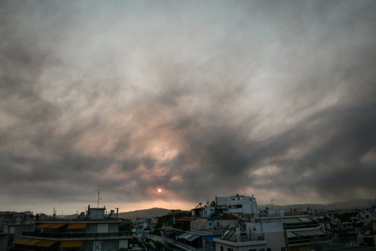 Πώς ο καπνός από τη Βαρυμπόμπη «κατάπιε» το λεκανοπέδιο – Time lapse βίντεο από το Meteo