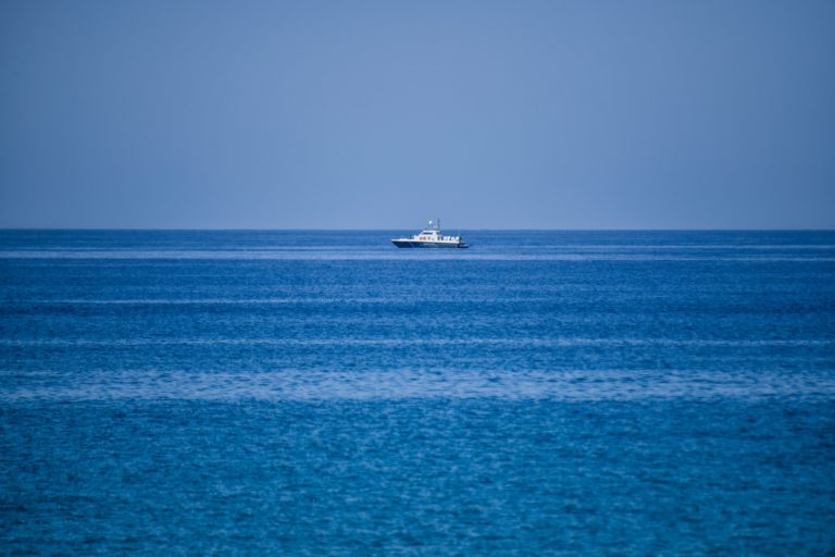 Έγκαιρος εντοπισμός θαλαμηγού με αλλοδαπούς επιβαίνοντες από το Λιμενικό στα τουρκικά χωρικά ύδατα