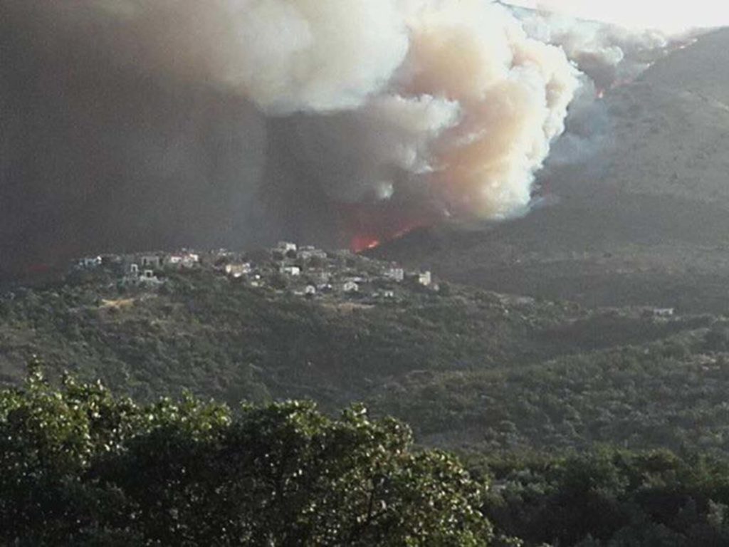 Ανατολική Μάνη: Προληπτική εκκένωση επτά κοινοτήτων λόγω της φωτιάς στην Καστάνια – Έχουν καεί σπίτια