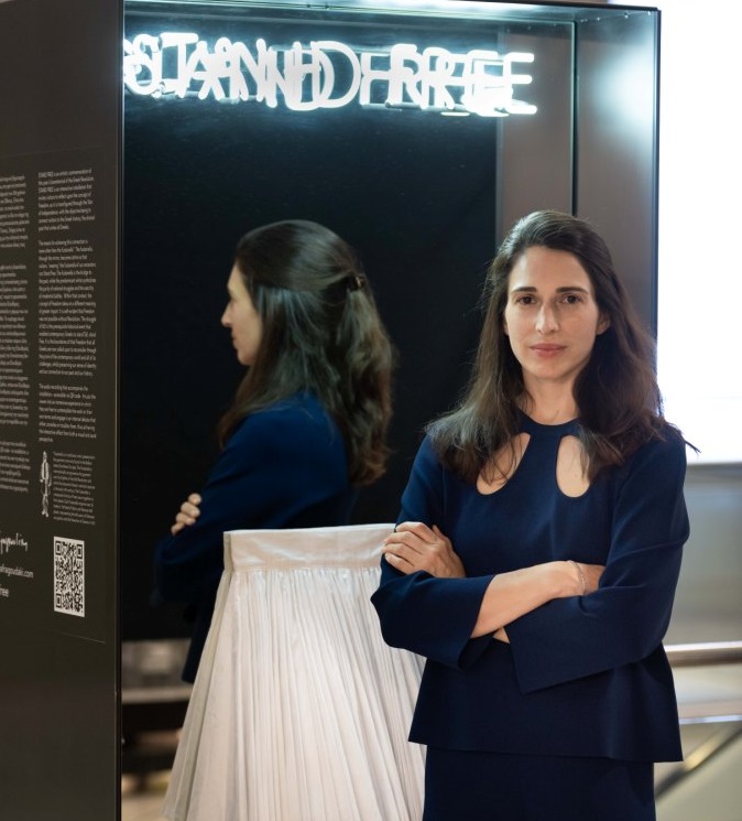 Stand Free (ή μία Φουστανέλα): Μια διαδραστική εγκατάσταση στο αεροδρόμιο «Ελευθέριος Βενιζέλος»