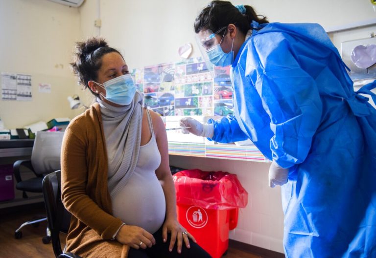 Ηνωμένο Βασίλειο: Ασφαλή τα εμβόλια για τις εγκύους – Χαλαρώνουν περαιτέρω τα μέτρα για καραντίνα